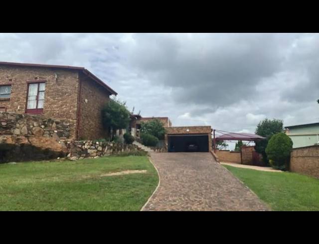 4 BEDROOM HOUSE FOR SALE IN OAKDENE
